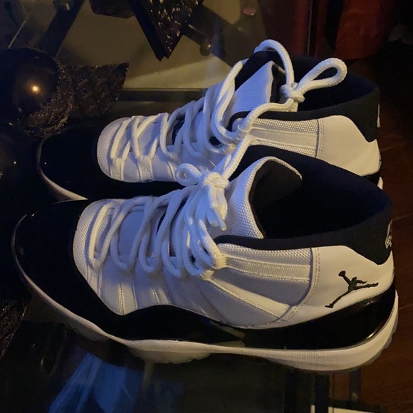 Air Jordan 11 Retro - Picture 6 of 13